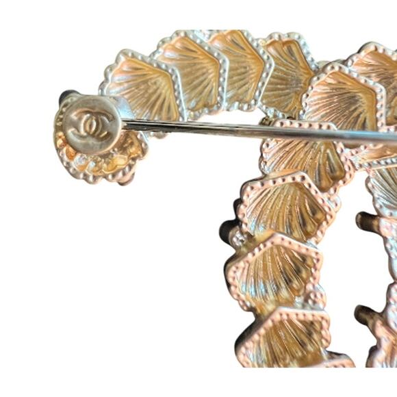 Chanel Brushed Gold Seashell CC Iridescent Crystal Brooch Autumn 2023 (CCXX008) - Picture 5 of 6